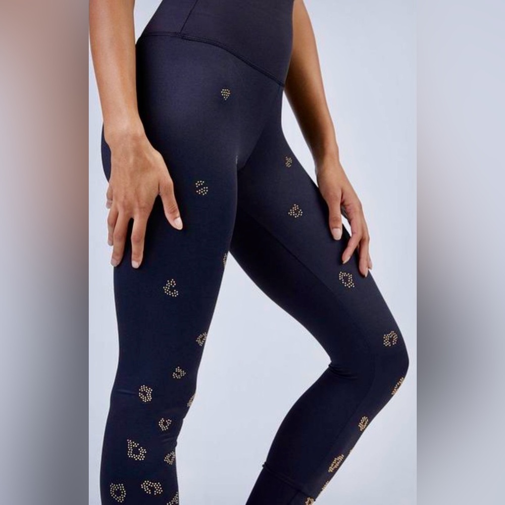 BEACH RIOT BLACK WITH GOLD LEGGINGS